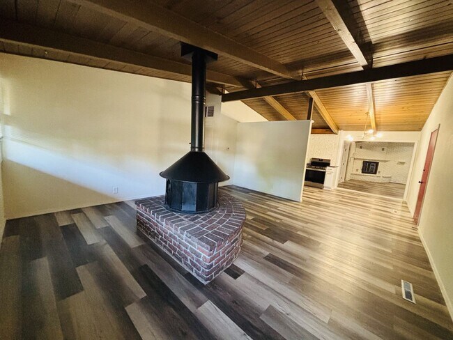 Building Photo - Quirky Mid-Century 3BR with High Beam Ceilings + Fenced Yard – $1,500