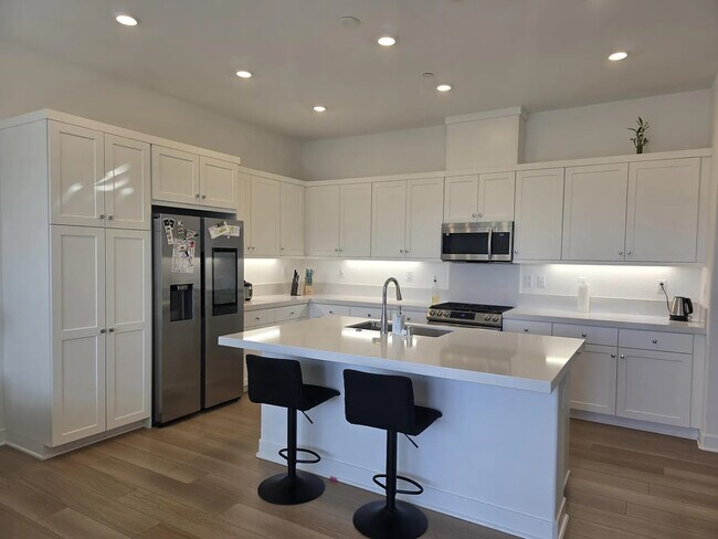 Foto del edificio - Bright 1-Bed Top-Floor Haven w/ In-Unit Laundry, Central AC & Attached Garage – Valencia