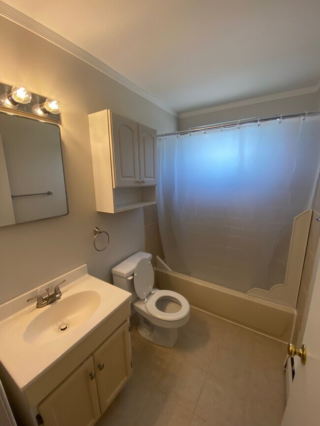 Baño completo - 335 E Lancaster Ave