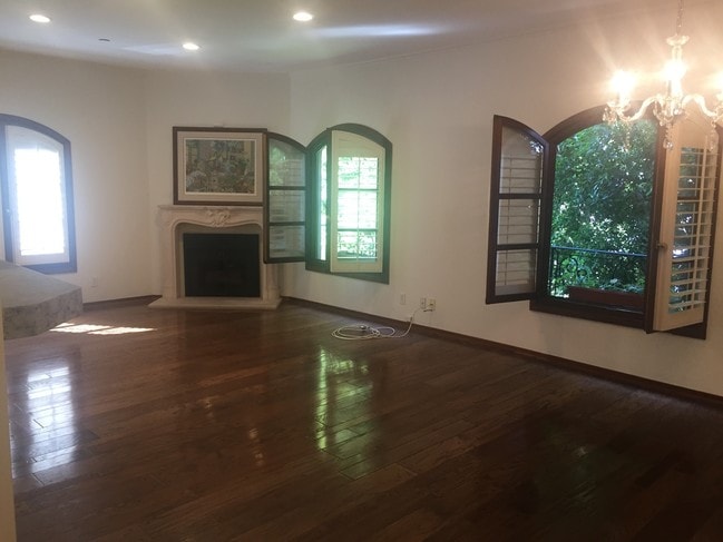 Building Photo - 325 S Swall Dr