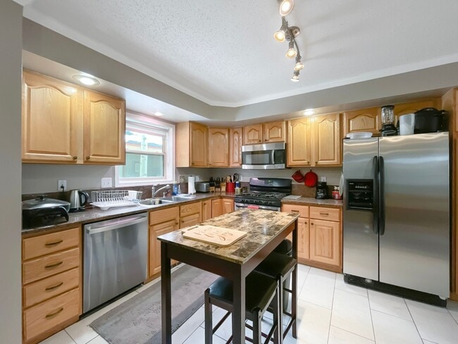 Building Photo - On Bus Route! 2bed/2.5 Bath, Sunny Town House!