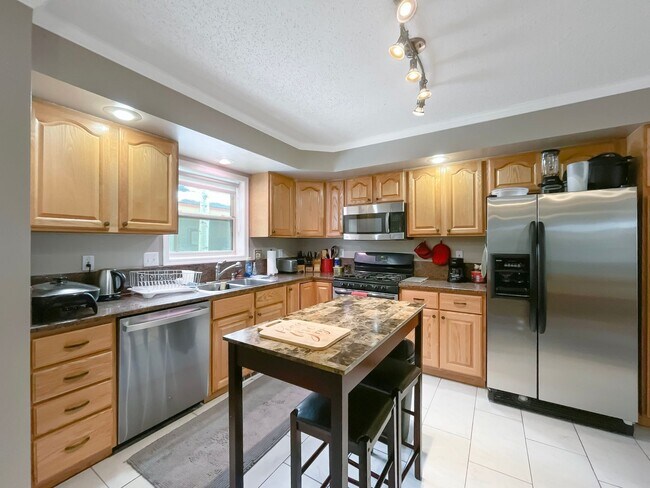 Foto del edificio - On Bus Route! 2bed/2.5 Bath, Sunny Town House!