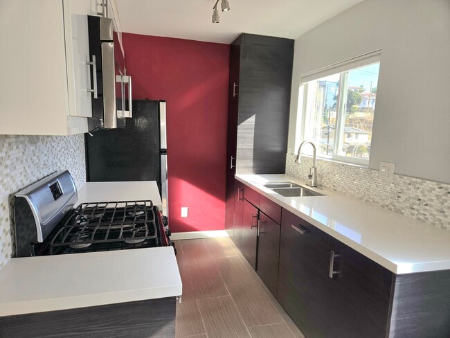 Building Photo - Newly Renovated Gorgeous 1 bedroom, 1 bath...