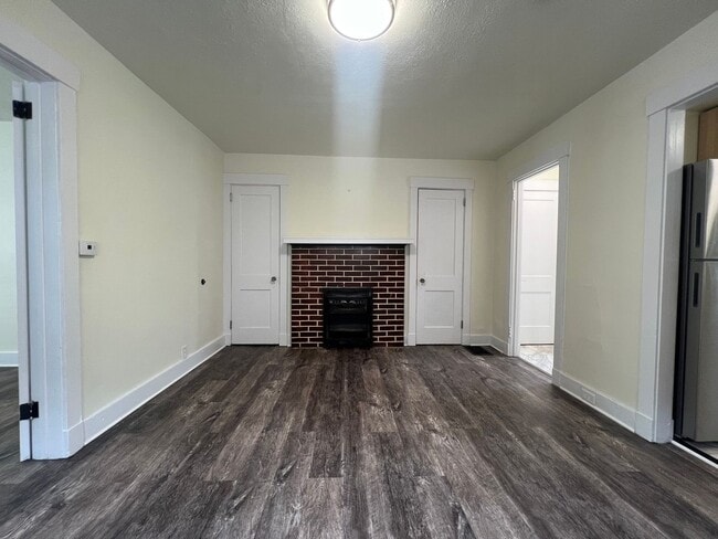 Building Photo - Updated 1BR Apartment