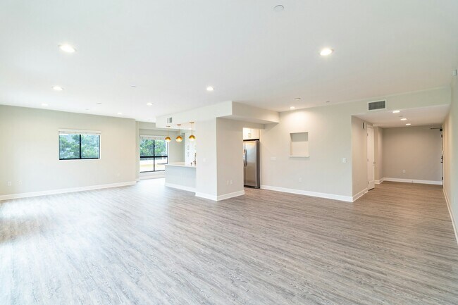 Building Photo - 5015 Balboa Boulevard, Unit 304