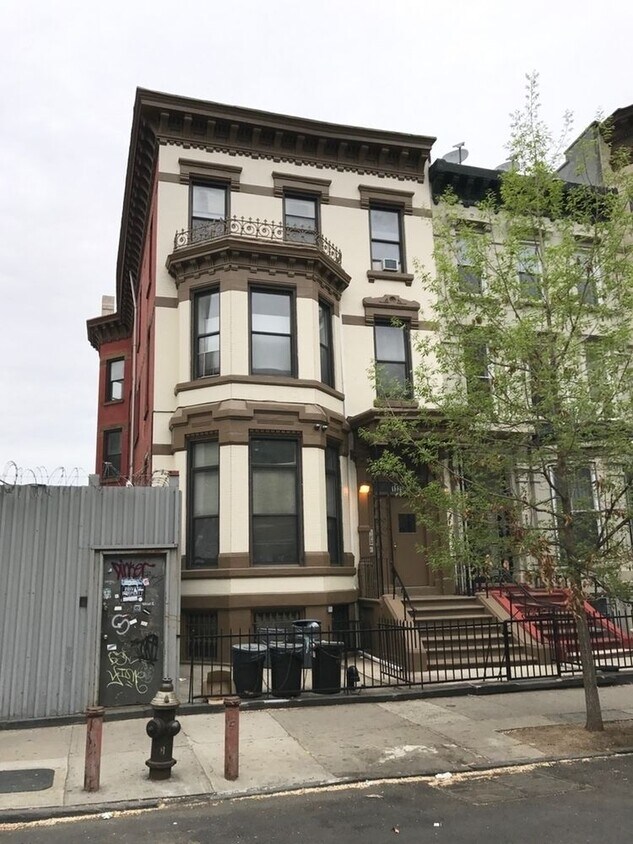 Primary Photo - 1325 Pacific St