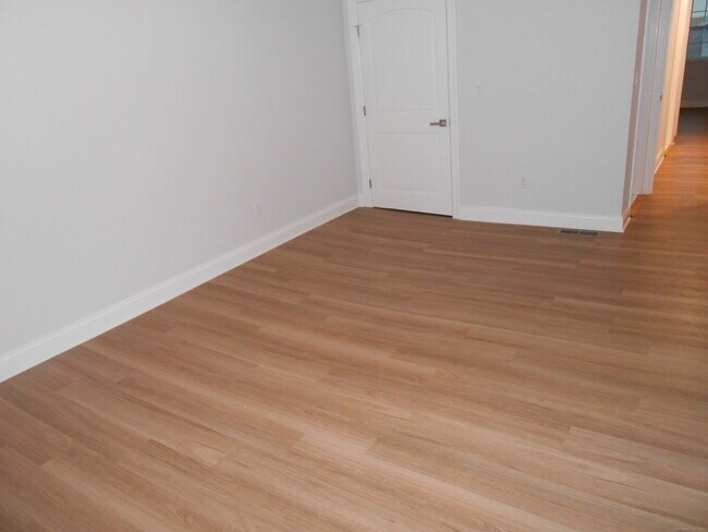 Building Photo - 50 Greenhouse Rd