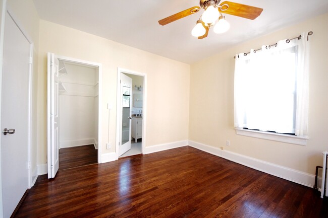 Foto del edificio - Sun-filled 1BR Condo in Cleveland Park