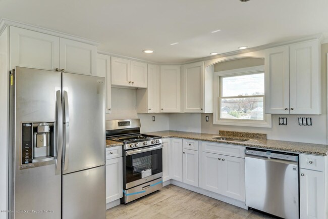 Building Photo - 997 Bayview Ave