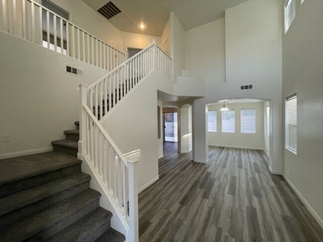 Foto del edificio - Great 4 Bedroom Remodeled Home In Peccole ...