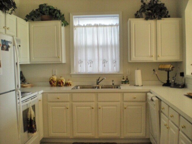 Building Photo - 6203 Catalina Dr