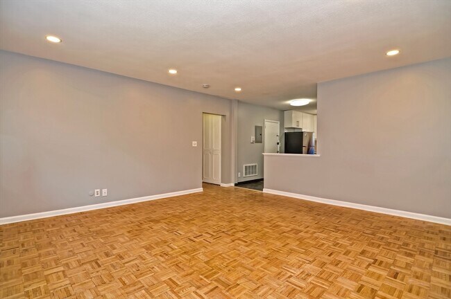 Building Photo - 35 Lake Shore Ct