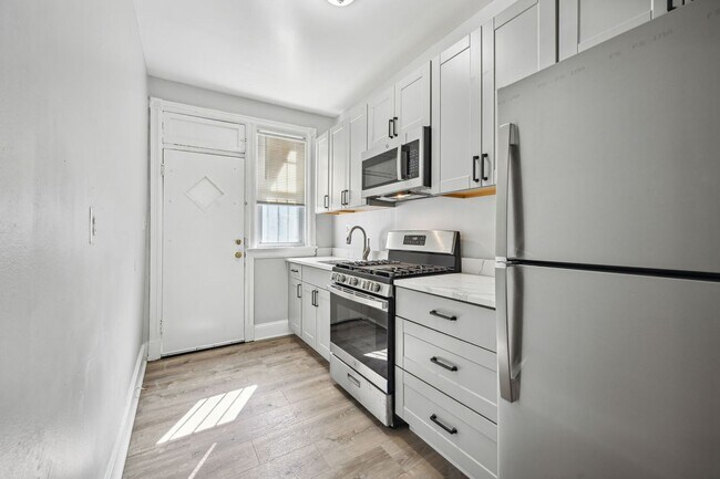 Foto del edificio - Newly Renovated 5BR/2BA Brownstone, Washer/Dryer