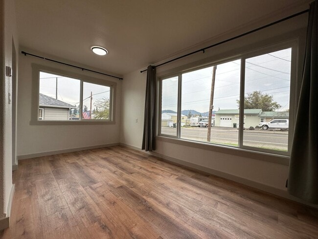 Foto del edificio - Newly Remodeled 3 bedroom house in Roseburg