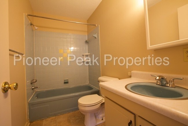 Foto del edificio - 7831 Basswood Ln