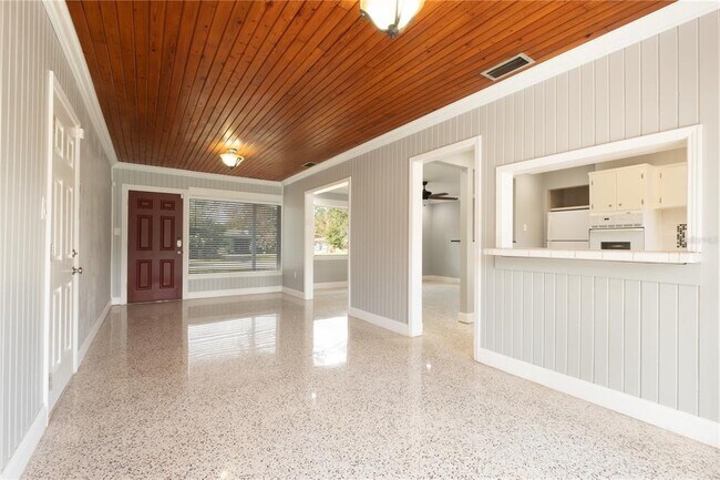 Building Photo - 10235 N Fleetwood Dr