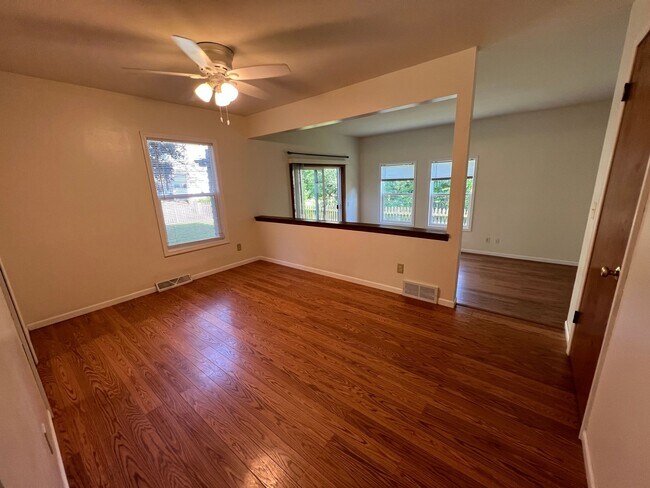 Foto del edificio - 3 Bedroom home with garage, laundry and fenced yard!