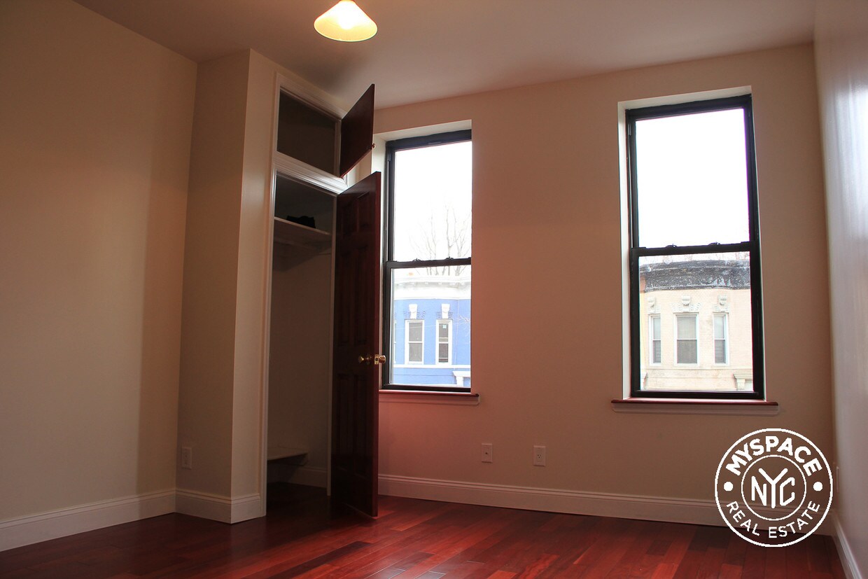 Foto principal - 681 Lincoln Pl