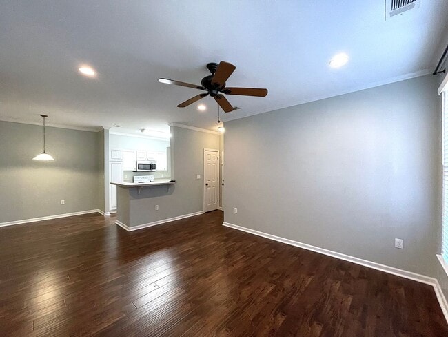 Building Photo - Cozy Condo In Amazing Location!