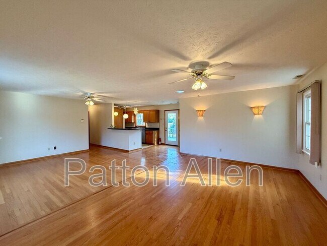 Foto del edificio - 74 Oakdale Dr