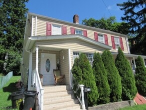 Building Photo - 137 Thompson Ave
