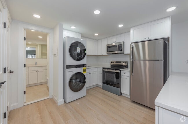 Studio - Kitchen, 513SF - Putnam Green