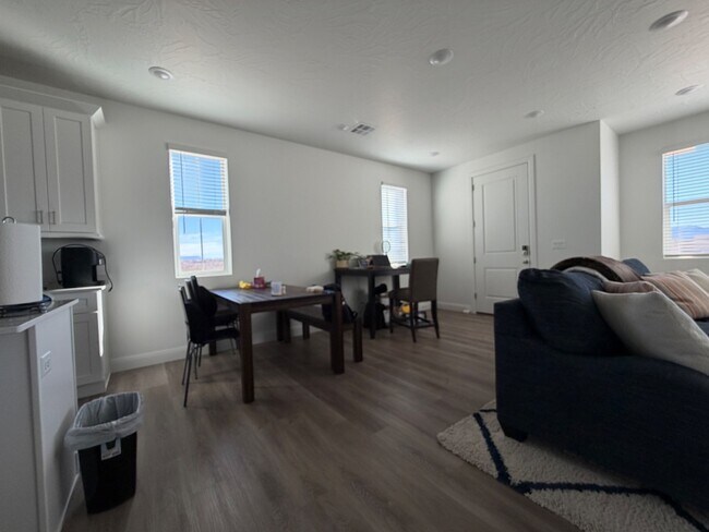 Foto del edificio - 487 W Carnation Ct