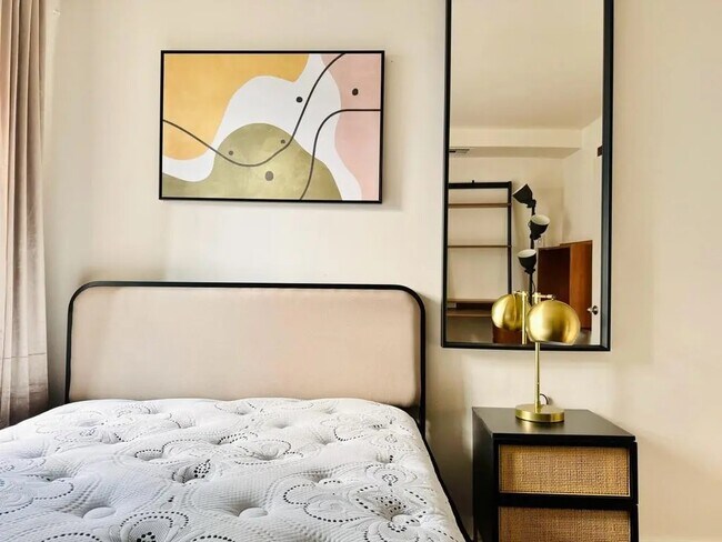 Foto del edificio - Furnished room/NOT APARTMENT