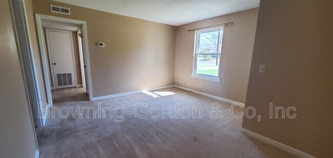 Building Photo - 133 Carriage Dr
