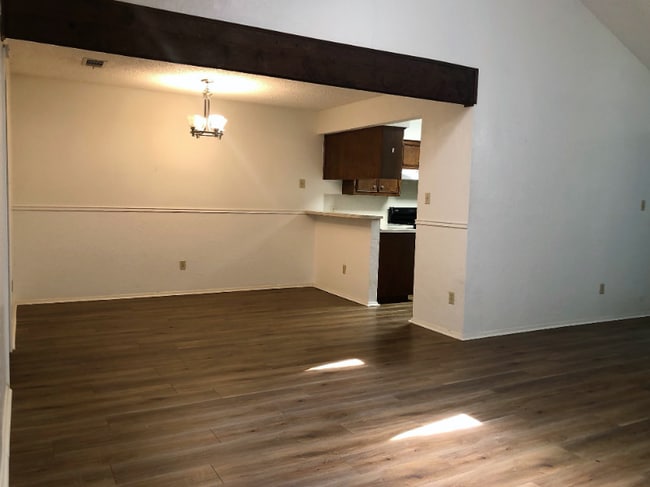 Building Photo - 302 Pecan Dr