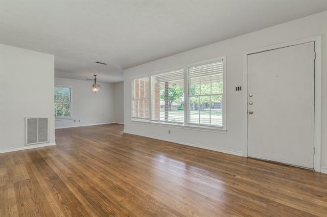 Primary Photo - 9407 Forest Hills Blvd