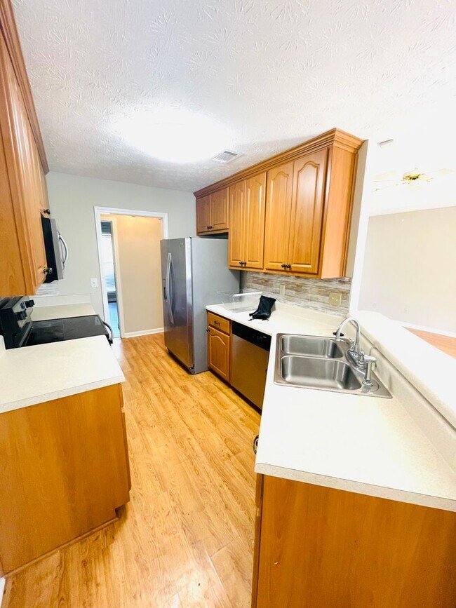 Building Photo - ** 3 bed 2 bath located at Taylor and Troy...