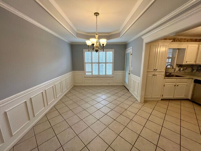 Foto del edificio - All Brick 3 Bed/2 Bath + 2 Car Garage & Enclosed Back porch