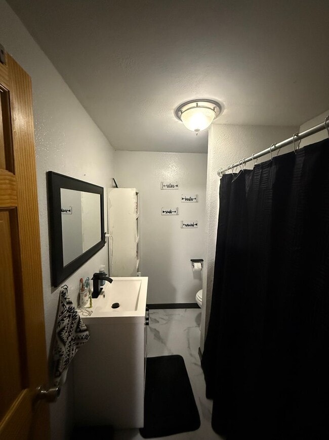 Building Photo - 3 bedroom / Home in North Pole / Pet friendly!