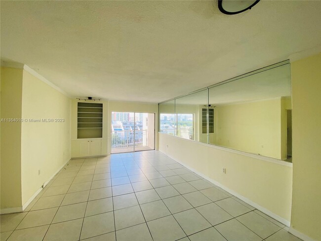 Building Photo - 400 Kings Point Dr