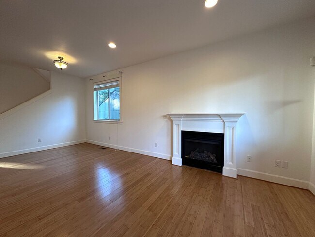Foto del edificio - Gardener's Paradise: 4-Bedroom Home with 2...