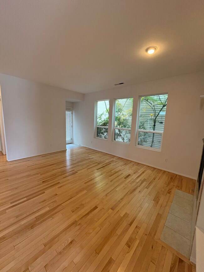 Building Photo - 6648 Elizabeth Loop SE