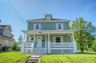 Building Photo - 902 E Eureka St