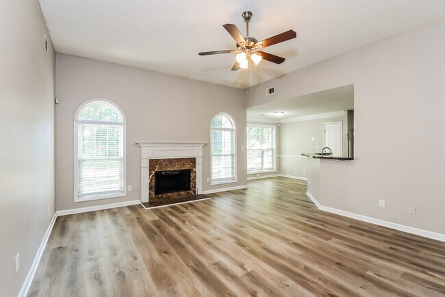 Foto del edificio - 2045 Reserve Pkwy