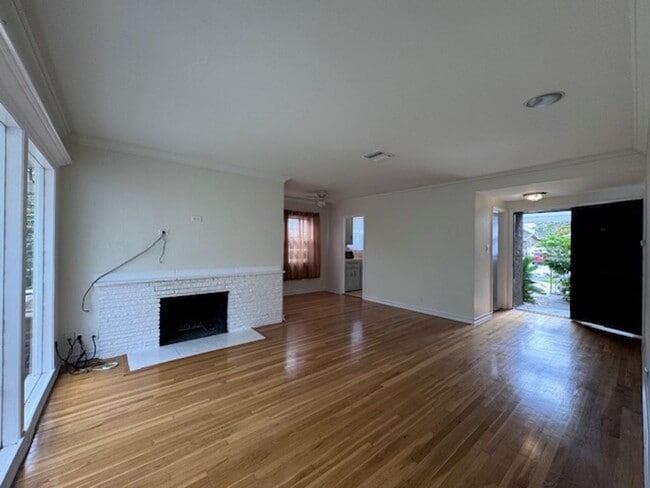 Building Photo - 3 bed & 2 bath home in EAST side Long Beach