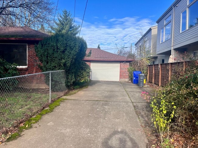 Building Photo - Super Cool Duplex Unit with One Car Garage