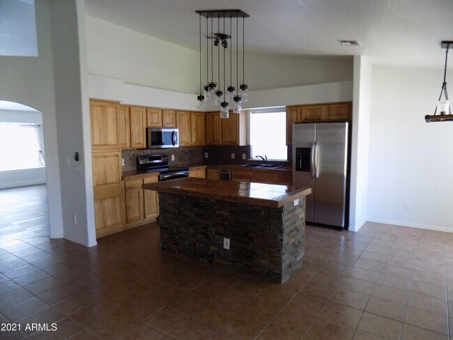 Building Photo - 2158 Longview Dr