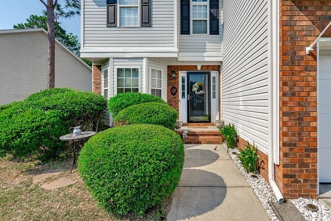 Building Photo - Spacious home located in the beautiful and...