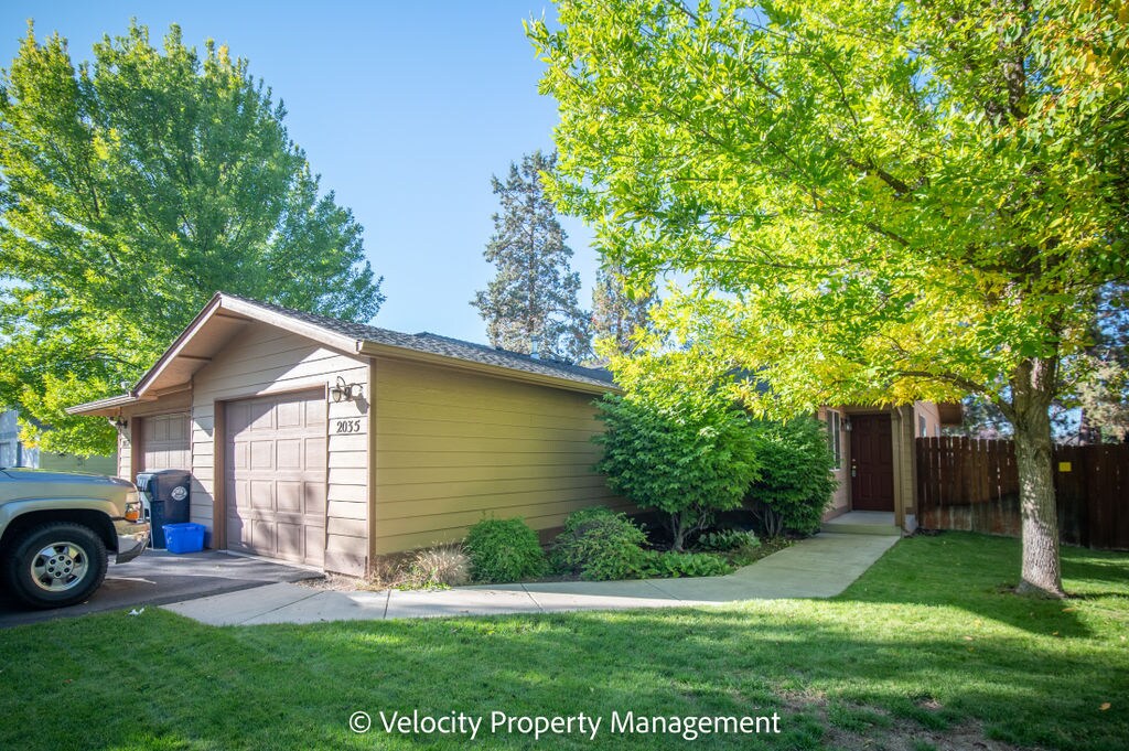 2035 NW Elm Ave, Redmond, OR 97756 Townhome Rentals in Redmond OR