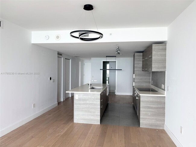 Foto del edificio - 650 NE 32nd St