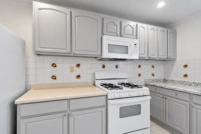 Building Photo - 303 43rd St