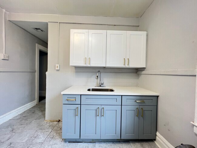 Building Photo - 121 Elizabeth Ave