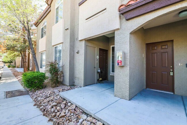 Building Photo - Precious Gem at Sedona on the Blvd!