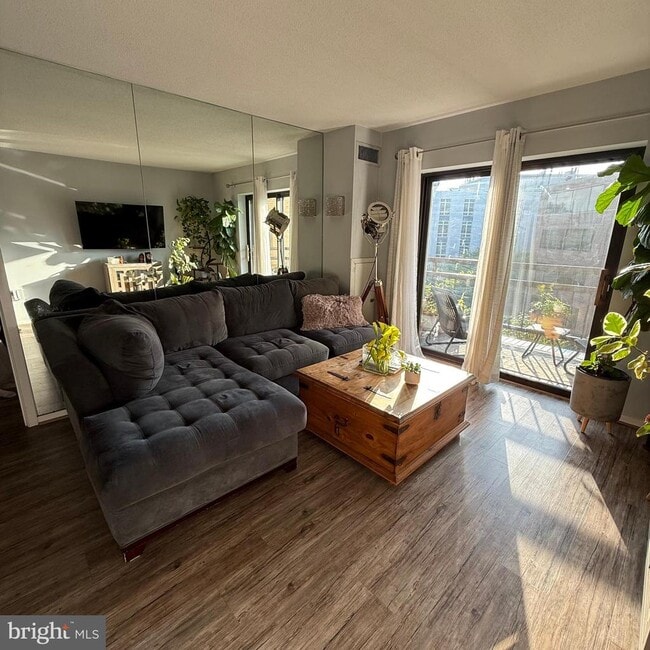 Foto del edificio - 2111 Wisconsin Ave NW
