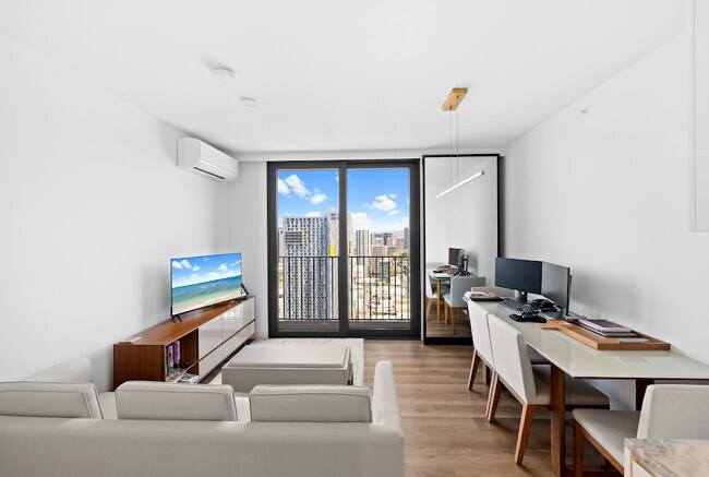 Building Photo - 987 Queen St